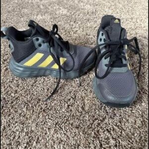 NEW!! Adidas little boys shoes size 11 black and gold!!!